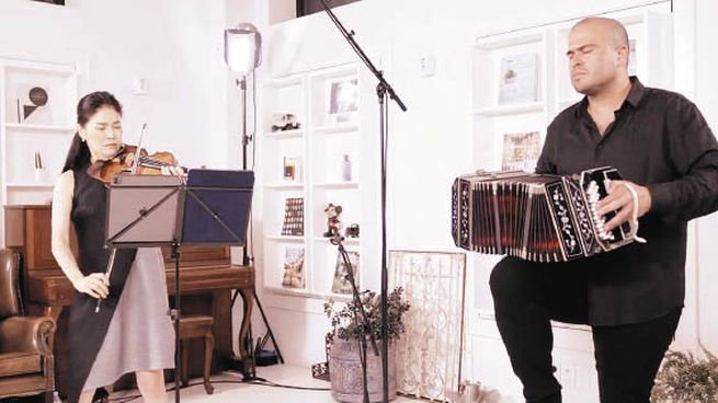 dúo. La violinista coreana Kyung Sun Lee y el bandoneonista JP Jofre durante la grabación de “Dúo”.