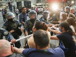 Amigos, familiares y vecinos de Roberto Sabo se manifiestan en Ramos Mejía en reclamo de mayor seguridad y justicia. Amigos, familiares y vecinos de Roberto Sabo se manifiestan en Ramos Mejía en reclamo de mayor seguridad y justicia.