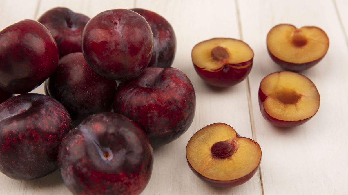 Plum season: the ideal fruit for hot days due to its high water content