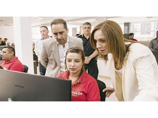 escala. Antes de la reunión en la Casa Rosada, María E. Vidal recorrió junto al intendente de Morón, Ramiro Tagliaferro, un Centro de Monitoreo.