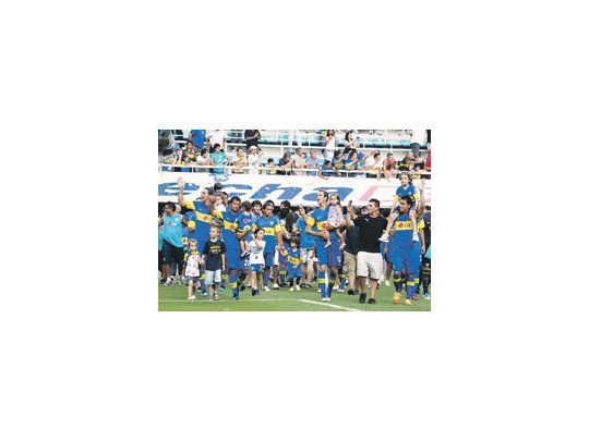 La vuelta olímpica de los jugadores con sus seres queridos. Un lindo espectáculo con todo el público aplaudiendo a un gran campeón que terminó invicto y no dejó dudas sobre el merecimiento del título.