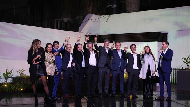 Directivos y gerentes de Azcuy.jpg