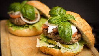 furor por el veganismo en wall street: exitoso debut de fabricante de hamburguesas