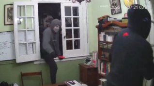 Los ladrones entraron en grupo en una casona de Lomas de Zamora mientras uno vigilaba afuera.