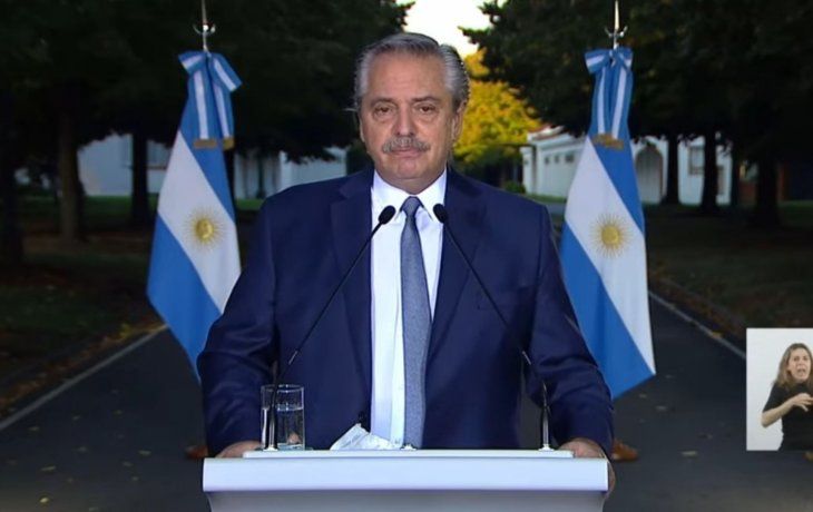 Solo. Alberto Fernández caminó 200 metros solo desde la casa de huéspedes de la residencia de Olivos donde se encuentra aislado por covid-19 hasta el atril que armó con cámaras y sin asistentes para dar el mensaje. Solo. Alberto Fernández caminó 200 metros solo desde la casa de huéspedes de la residencia de Olivos donde se encuentra aislado por covid-19 hasta el atril que armó con cámaras y sin asistentes para dar el mensaje.
