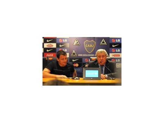 Roberto Pompei y el presidente de Boca, Jorge Ameal, en la presentación del DT interino.