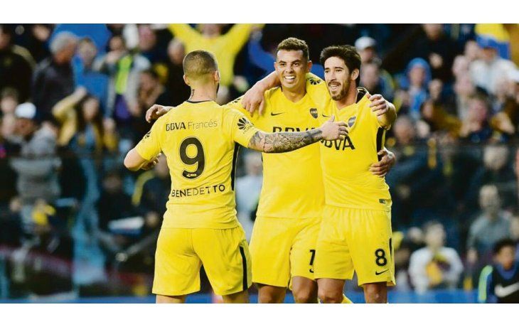 Abrazo de gol. Darío Benedetto se arrima a festejar con Edwin Cardona y el autor de los dos primeros tantos Pablo Pérez. Boca ganó 4 a 1.