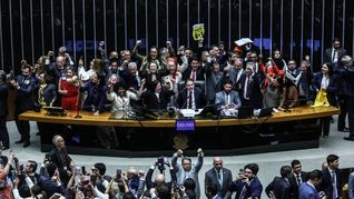 Por tratarse de una reforma constitucional, el proyecto fue sometido a dos votaciones en el plenario de la Cámara Baja. Por tratarse de una reforma constitucional, el proyecto fue sometido a dos votaciones en el plenario de la Cámara Baja.