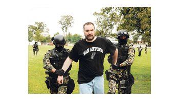 Efectivos de la Marina trasladan ayer en Puebla a Sergio Villarreal, «El Grande», uno de los capos del cartel de los Beltrán Leyva, detenido el domingo. «El Grande» pugnaba palmo a palmo con «La Barbie» (Edgar Valdez), detenido hace dos semanas.