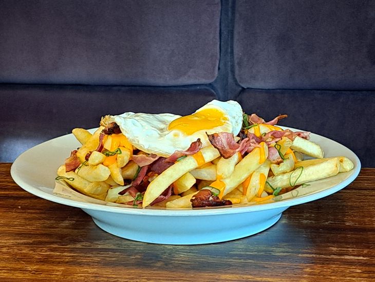 Santo Bar de Pizzas está ubicado en Charcas 4799, Palermo. Santo Bar de Pizzas está ubicado en Charcas 4799, Palermo.