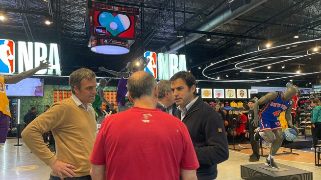 La tienda oficial inaugurada con el nombre NBA Store, incluye la línea completa de indumentaria y merchandising de la liga de básquet más importante del mundo.