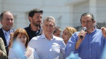 El intendente de Dolores, Camilo Etchevarren, junto al expresidente Mauricio Macri.&nbsp;