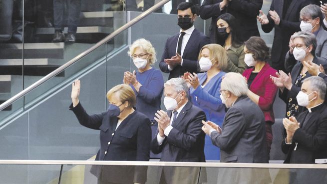 UN DÍA HISTÓRICO. Angela Merkel le dio la bienvenida a su sucesor, Olaf Scholz. La despedida de aquella motivó un aplauso sostenido en el Parlamento.