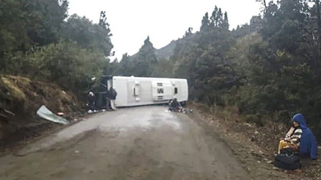El colectivo volcó a la altura de Río Minero, a 15 kilómetros de Villa Traful, en una zona afectada por hielo y barro.