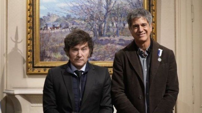 Javier Milei le entregó una medalla a un veterano de Malvinas. 