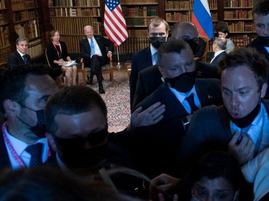 Periodistas a los empujones para lograr una foto del encuentro entre Biden y Putin.