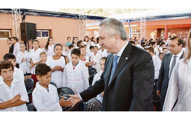 ámbito.com | Sin riesgo. Tras haberse convertido en el primer gobernador en cerrar un acuerdo con los docentes -tempranamente, a mediados de febrero-, el misionero Hugo Passalacqua encabezó ayer el acto de inicio de clases en la localidad de Itacaruaré.  “La sociedad