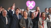 Xóchitl Gálvez junto a su equipo de precampaña presidencial.