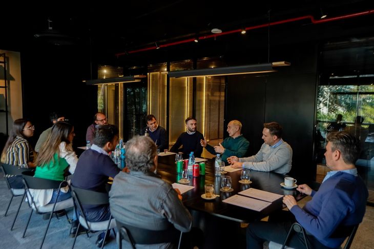 En la reunión estuvieron presentes Julián Leunda, vicepresidente del Grupo, y Horacio Schenone, presidente de la ONG, además de otros representantes. 