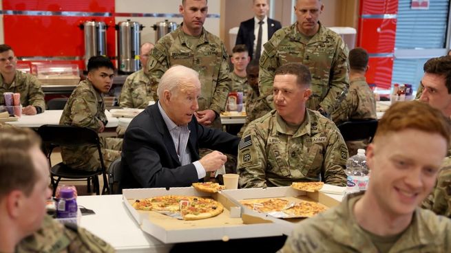 El presidente estadounidense, Joe Biden, se reunió con soldados de su país en Polonia.