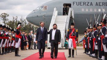 El presidente de Chile, Gabriel Boric, recibido por el canciller Santiago Cafiero.