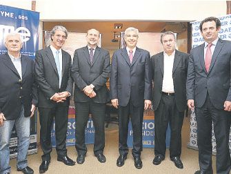 La brigada volante del sciolismo productivo estuvo ayer en una reunión con productores en Rosario: José Scioli, Julián Domínguez, Omar Perotti, Miguel Peirano, el cacique de la CGT, Antonio Caló y José Urtubey.