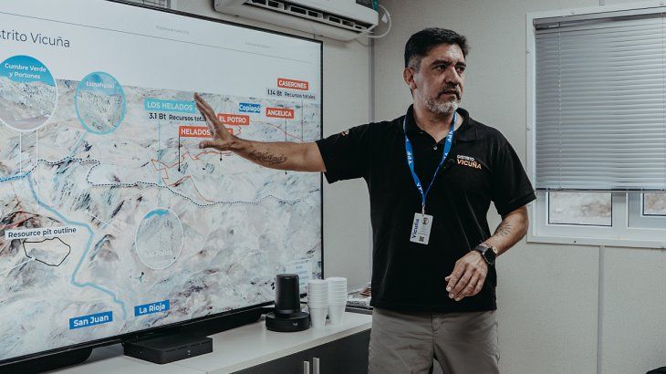 Juan Arrieta, gerente de Geología de Vicuña, explica las reservas de minerales de los depósitos Josemaría y Filo del Sol. Juan Arrieta, gerente de Geología de Vicuña, explica las reservas de minerales de los depósitos Josemaría y Filo del Sol.