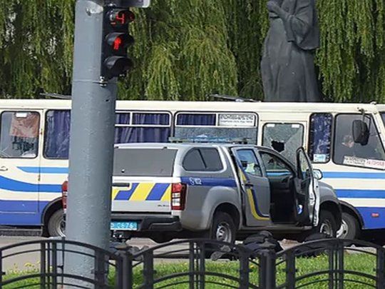 Un hombre secuestró un autobús con una veintena de rehenes en el centro de Lutsk. Tiene explosivos y armas, afirmó el departamento de policía de la región.
