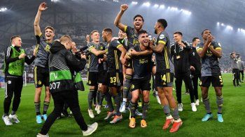 Marcos Senesi festeja con sus compañeros de Feyenoord la clasificación a la final de la Conference League.