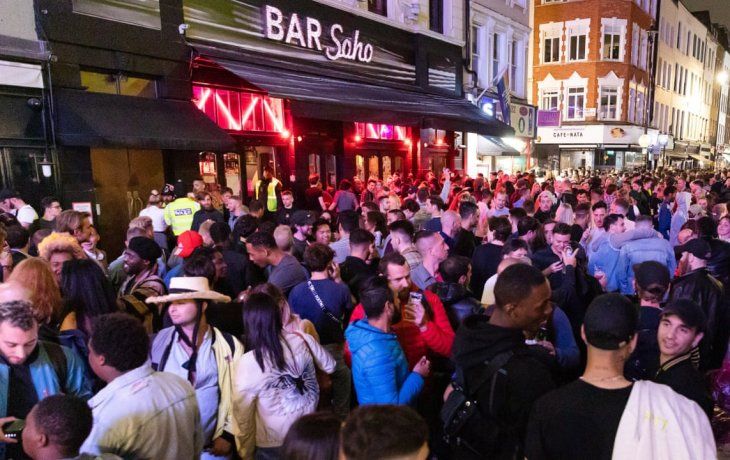 La zona de bares de Soho, en Londres, vivi&oacute; una noche sin medidas preventivas por el coronavirus.