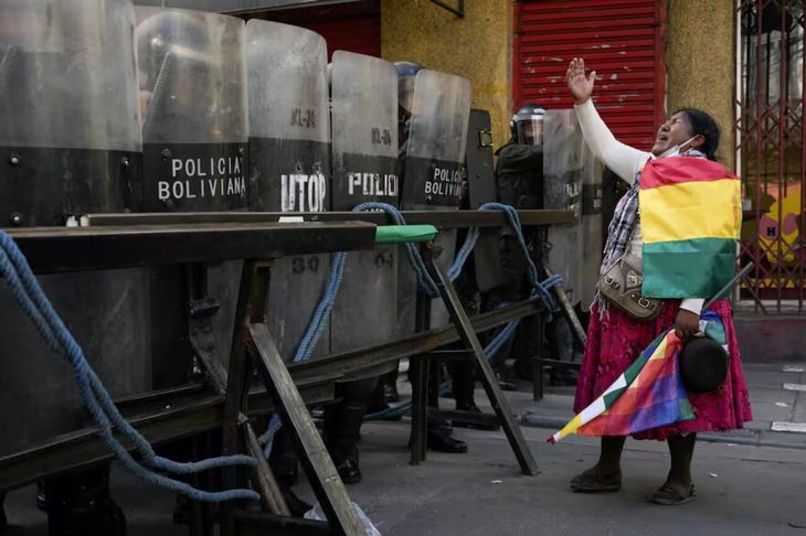 Supporters of Evo Morales are in a state of mobilization to prevent the political leader from being arrested. Supporters of Evo Morales are in a state of mobilization to prevent the political leader from being arrested.