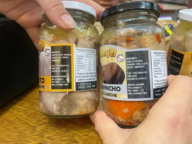 Los frascos de conservas de carpincho y chivito incautados durante el operativo Los frascos de conservas de carpincho y chivito incautados durante el operativo