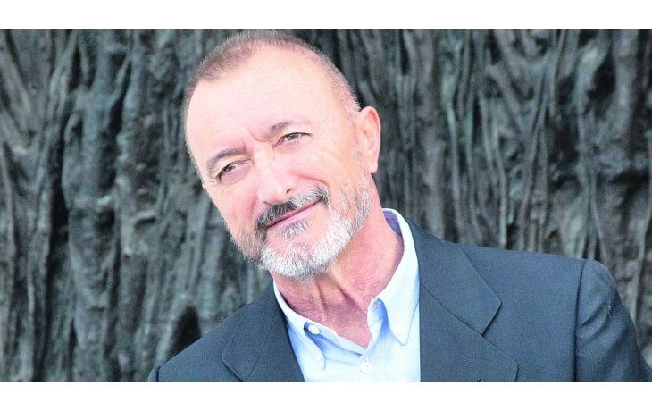 ámbito.com | Pérez Reverte. En la Feria del Libro presentó su última novela.