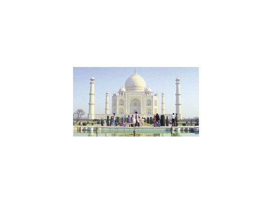 El Taj Mahal, en Agra, uno de los edificios más bellos del mundo, ineludible en un viaje a través de los sitios más emblemáticos de la India. Posee además una fuerte carga simbólica y espiritual.