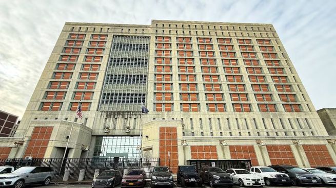 El Centro Metropolitano de Detención de Brooklyn es la única prisión federal de Nueva York y alberga a más de 1.600 reclusos.