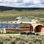 Cada vez más casas se diseñan para aprovechar mejor los recursos naturales y necesitar menos energía sin perder comodidad.