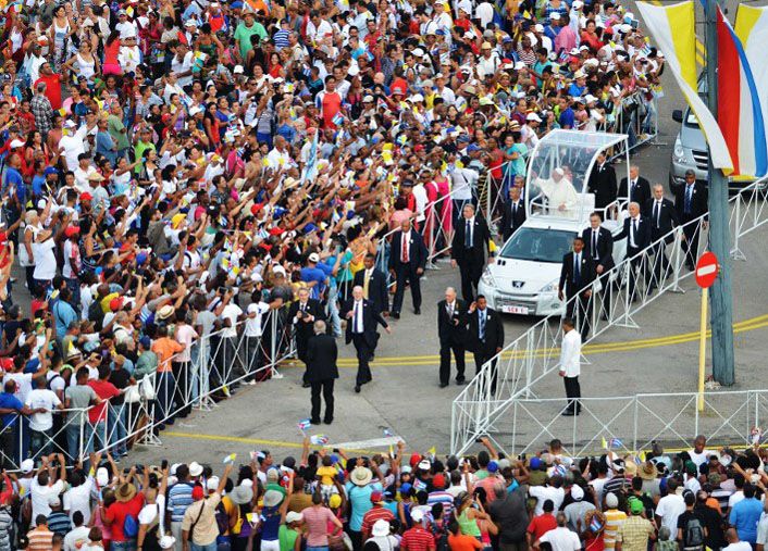 El papa recorriendo la Plaza de la Revolución en el papamóvil