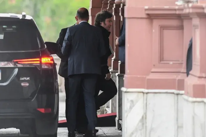 Javier Milei ingresando a Casa Rosada. 