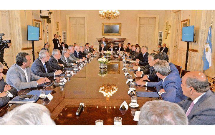 foto. Mauricio Macri y los gobernadores, durante la firma del Consenso Fiscal en noviembre. Ahora activará nuevas reuniones bilaterales.
