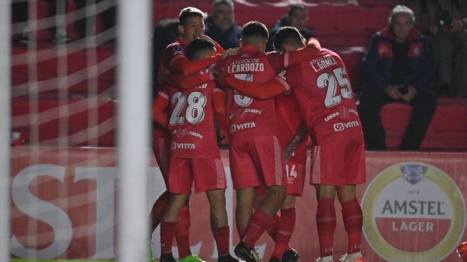 Abrazo. Argentinos Juniors se despidió de la Copa Sudamericana con un triunfo. 