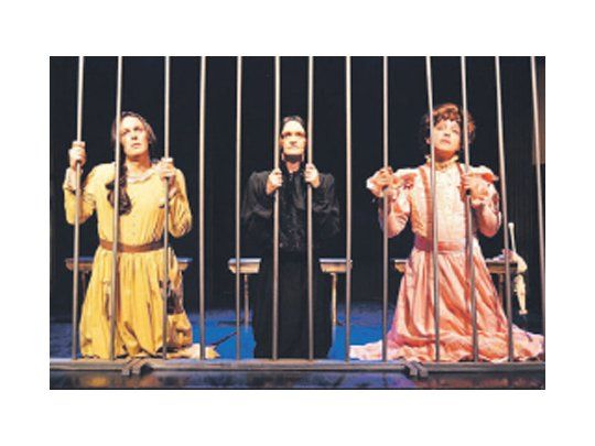 Alain Kortazar (Bernarda Alba), Esteban Prol (Doña Rosita la soltera) y Nacho Gadano (Yerma), en el risueño y también emotivo “Anda Jaleo” de Susana Toscano.