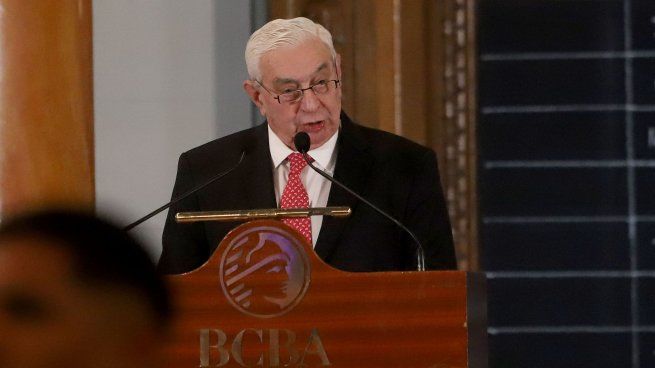 Hoy laBolsa cuenta con unos 3200 socios (en 2007 eran 4285), de los cuales solo 1600están en condiciones de votar -siendo el resto “socios adherentes” que nocumplen los tres años de pertenencia mínima para hacerlo- lo que sugiere que nomucho más de 800 lo harían y que cada voto cuenta.