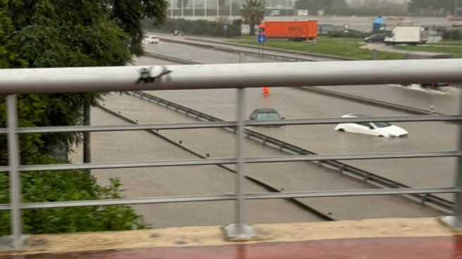 La Autovía de Castelldefels y el aeropuerto de Barcelona sufren las inundaciones