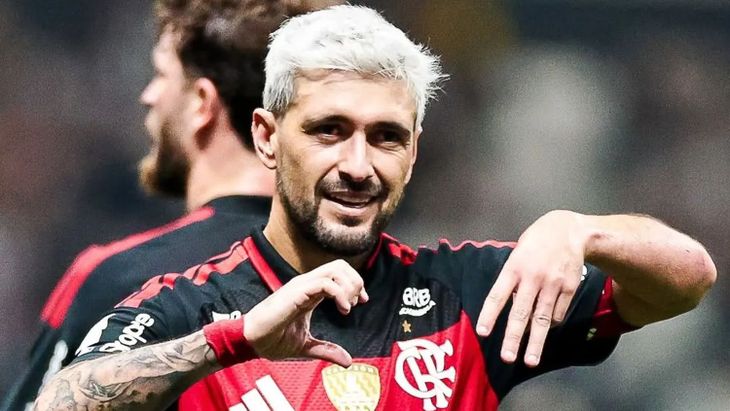Giorgian De Arrascaeta en la victoria 4-0 del Flamengo ante el Atlético Mineiro, tres días antes de sufrir la fractura de clavícula. Giorgian De Arrascaeta en la victoria 4-0 del Flamengo ante el Atlético Mineiro, tres días antes de sufrir la fractura de clavícula.