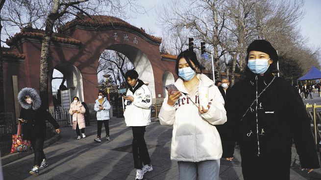 Desde el Gobierno de Pekín aseguraron que el aumento de los contagios se debe a una ola de casos de influenza que este año está por arriba de los niveles de otros inviernos.