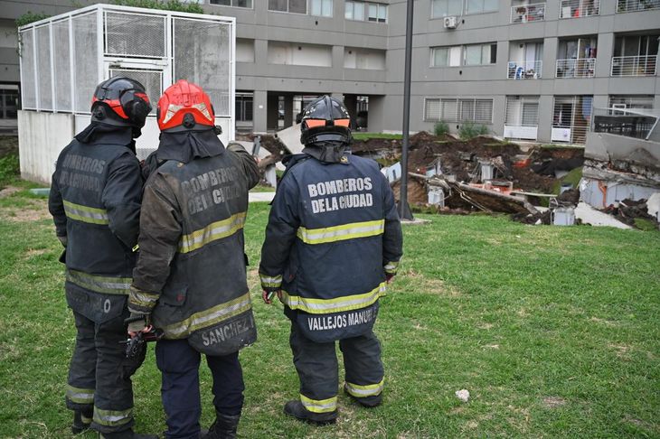 Bomberos y policías trabajan en el operativo.