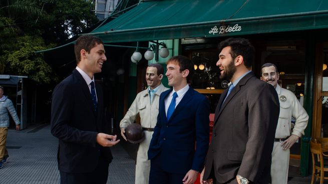 Gonzalo Pérez Couget, Lorenzo Rey y Santiago Roberto Álvarez en su lugar de reunión, La Biela. 