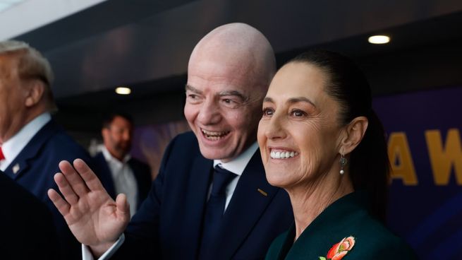 La mandataria mexicana acompañada por Infantino.&nbsp;