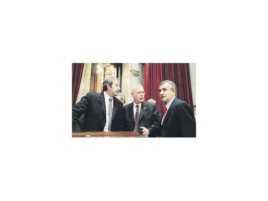 Siempre en el medio: Juan José Canals en una sesión del Senado entre Julio Cobos y Gerardo Morales.