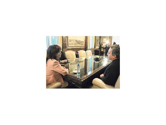 Cristina de Kirchner recibió en su despacho a su colega Álvaro Uribe. El Gobierno argentino eligió un tono moderado para manifestar un firme rechazo a las siete bases militares de EE.UU. en Colombia.